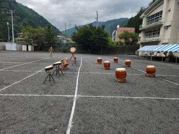 中学校校庭で初太鼓